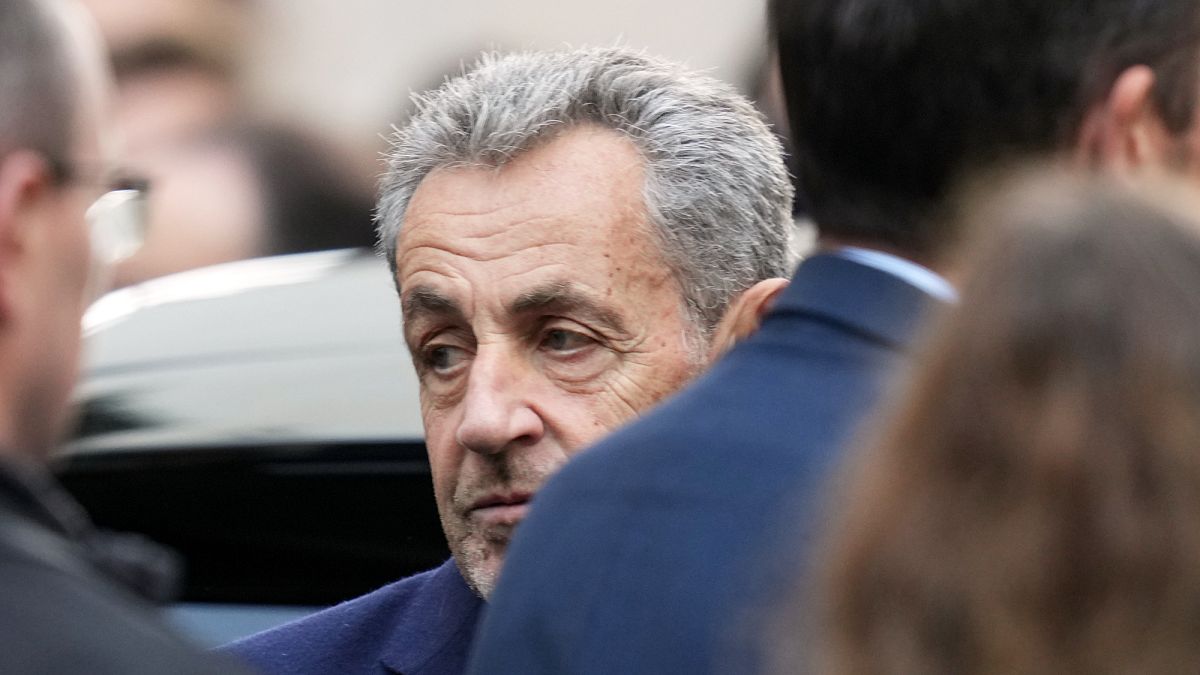 How did prisoners film Sarkozy’s cell, despite phone ban in prisons?