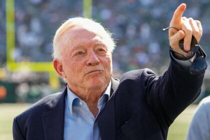 Cowboys’ Jerry Jones gives fans middle finger as team tops Jets