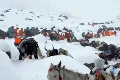 Climber dies near Mount Everest, where hikers begin to evacuate after snowstorm