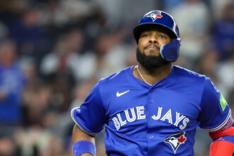Yankees fan throws can at Vladimir Guerrero Jr’s family before elimination: report
