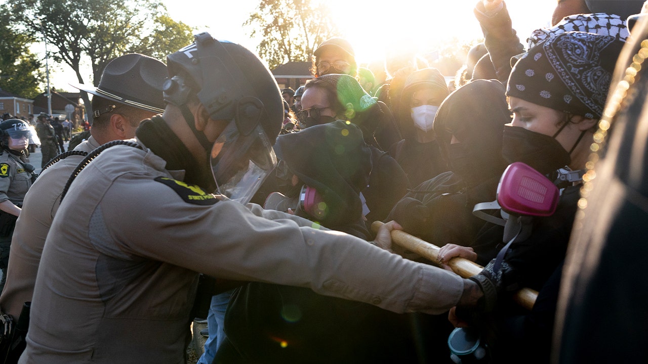 Obama-appointed judge says she wants body cameras for federal agents amid Chicago anti-ICE clashes