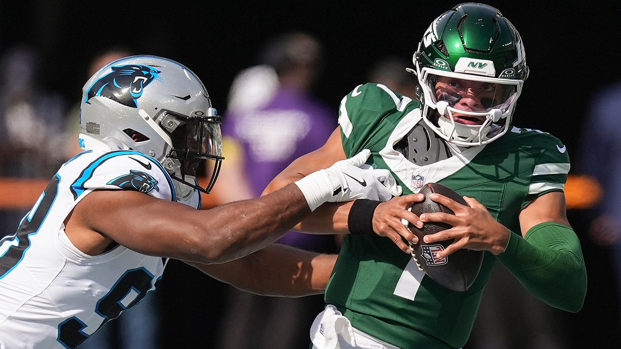 Jets’ Justin Fields hit hard by Panthers defender, sparks brief scrap