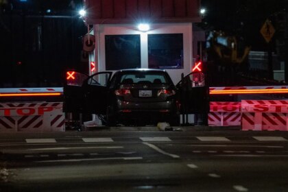 Car rams into White House barricade, suspect arrested: officials
