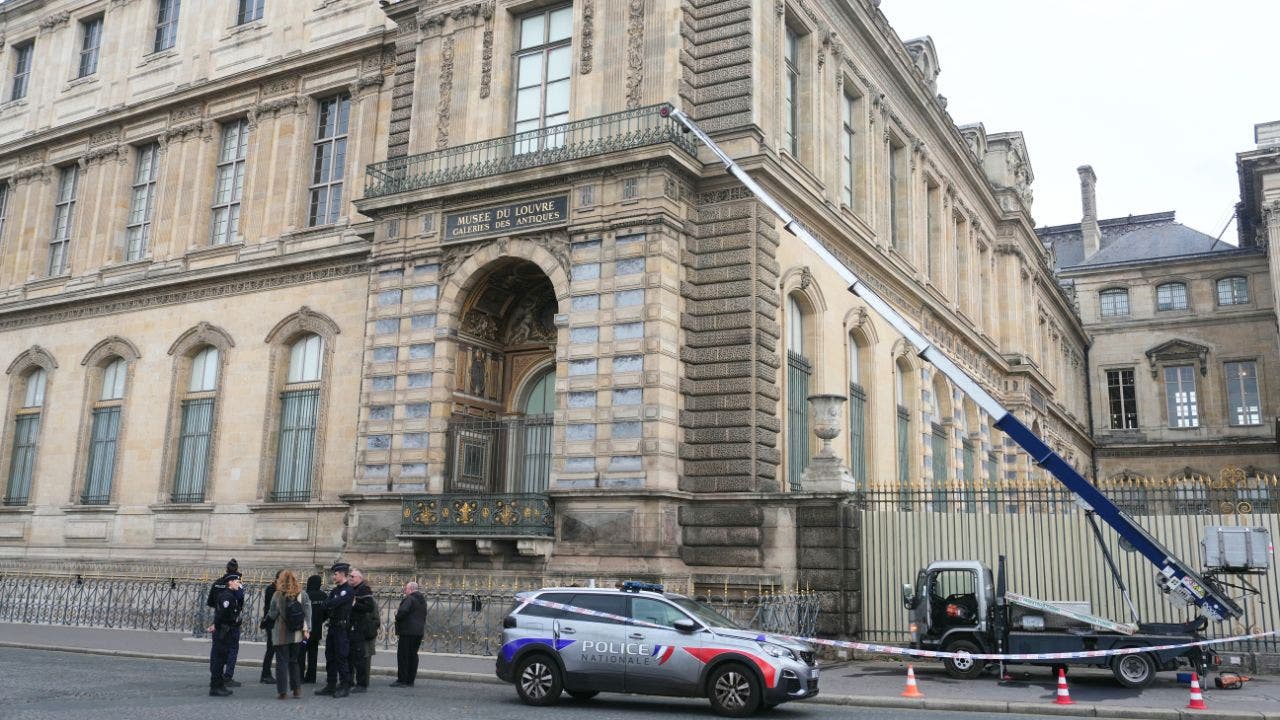 How Louvre burglars obtained truck-mounted lift to make off with jewels worth more than 0M How Louvre burglars obtained truck-mounted lift to make off with jewels worth more than 0M