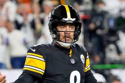 Aaron Rodgers tells 311-pound Steelers teammate to stop tackling him after touchdowns: ‘I’m 41’