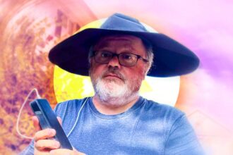 I Looked Ridiculous Wearing This Solar Powered Hat That Couldn’t Even Charge My Phone