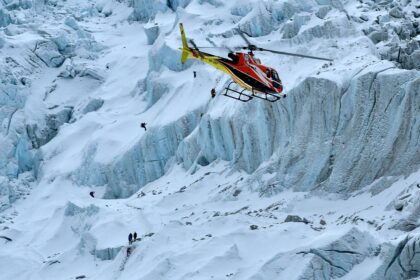 Blizzard traps hundreds on Mount Everest as rescue teams race to save lives