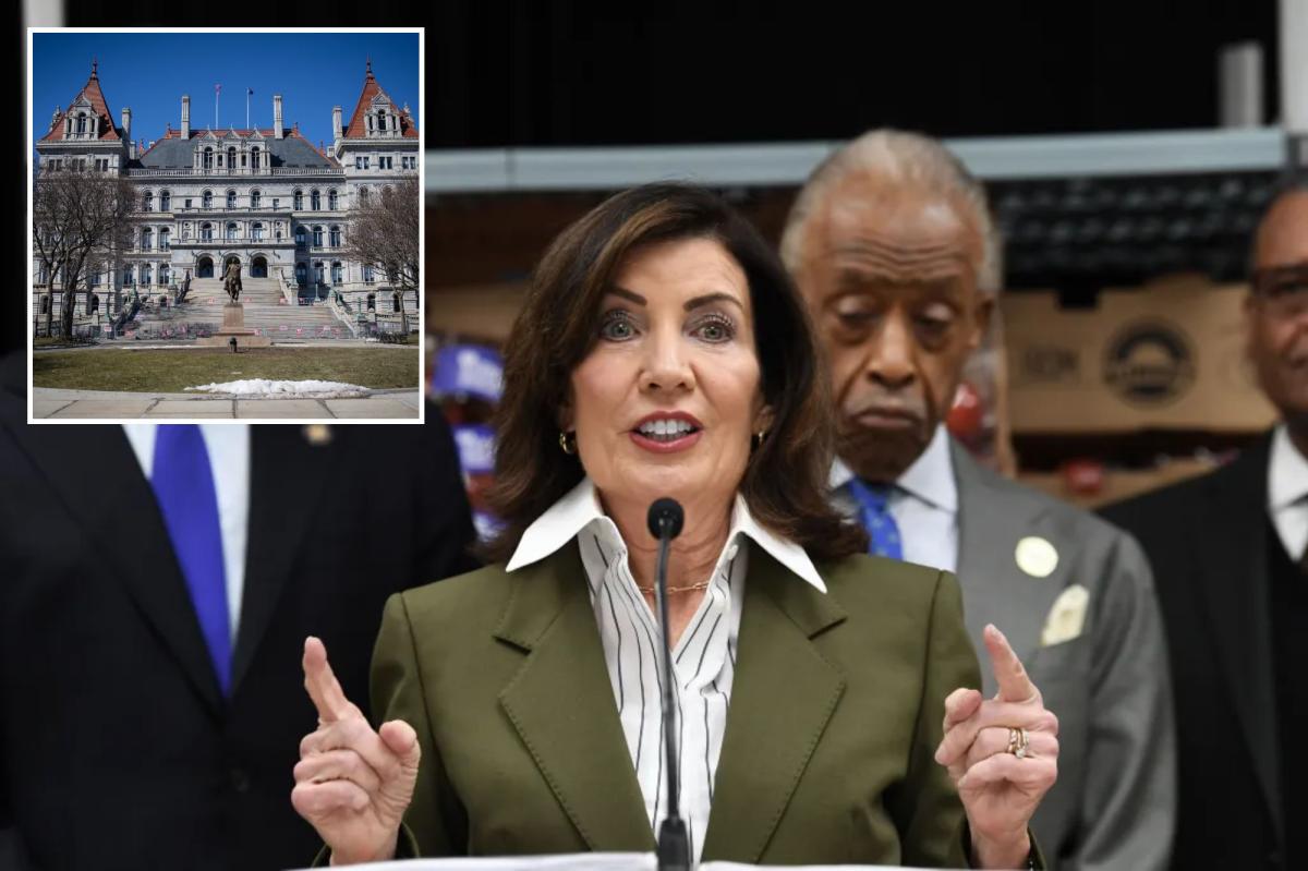 Hochul’s NY budget bailed out by nearly B in extra tax revenue — but massive deficits loom Hochul’s NY budget bailed out by nearly B in extra tax revenue — but massive deficits loom