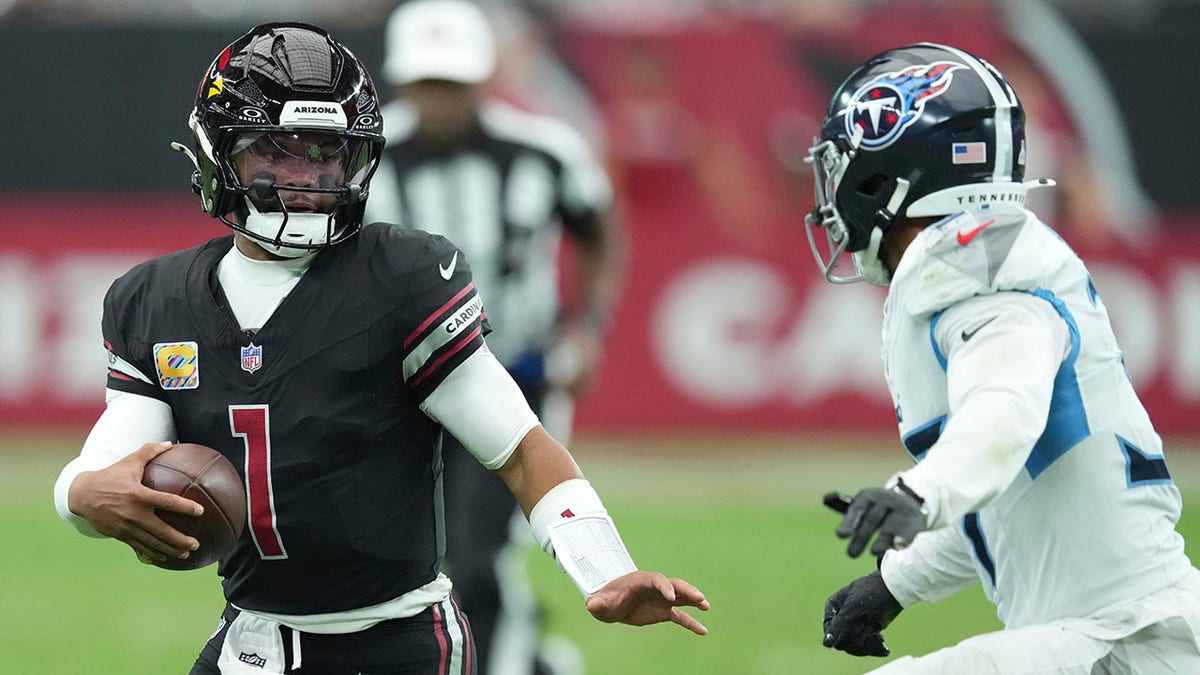 Kyler Murray avoids a tackler