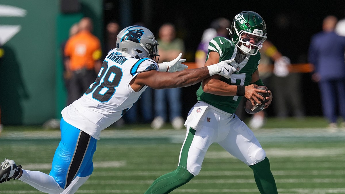 D.J. Wonnum tries to tackle Justin Fields