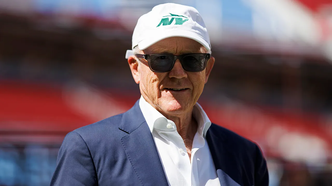 Jets owner Woody Johnson critiques Justin Fields, defends Aaron Glenn amid the team’s underwhelming start