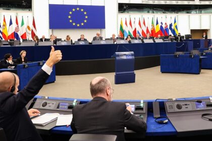 European Parliament calls for an interdiction of social media for teens under 16 
