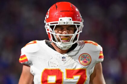 Chiefs’ Travis Kelce gets drilled by Bills defender, jaws at fans walking to locker room