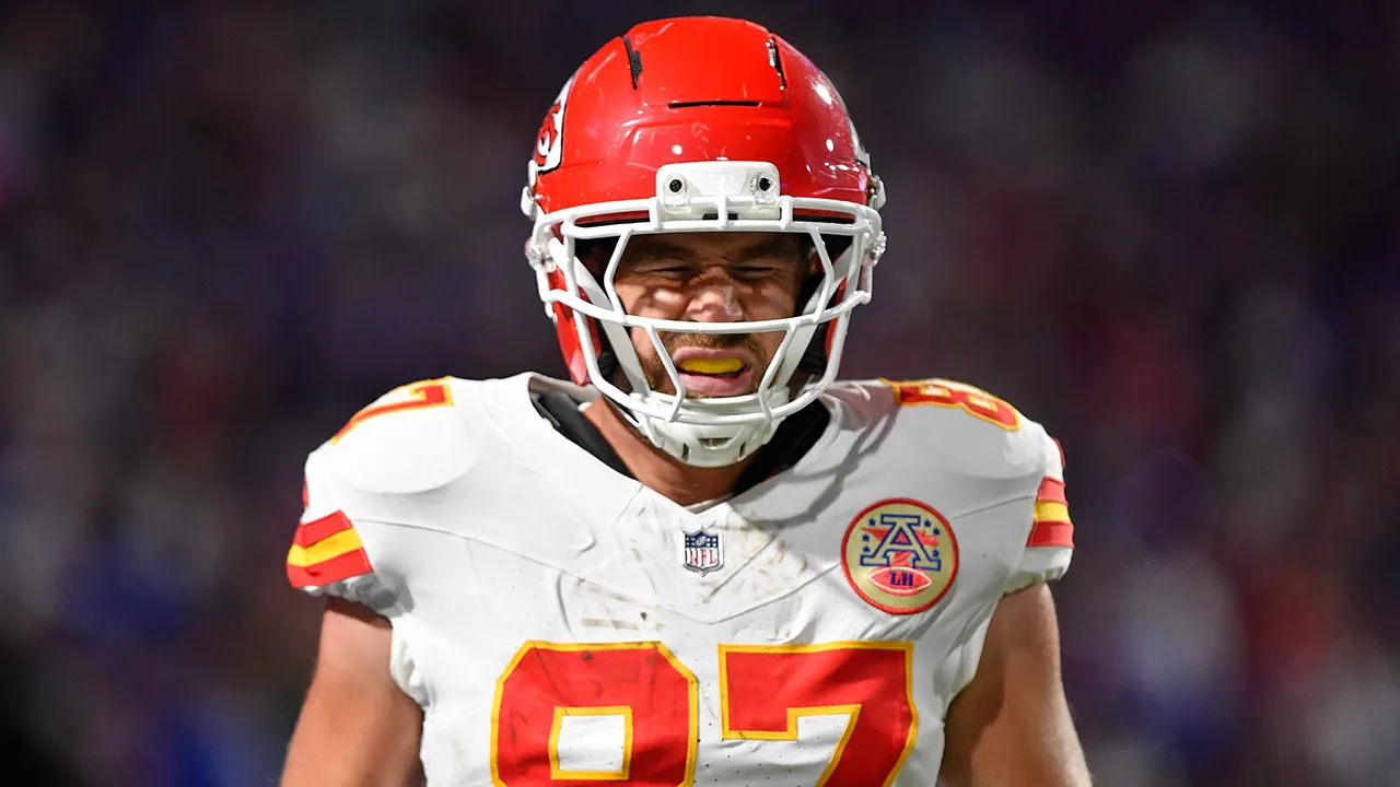 Chiefs’ Travis Kelce gets drilled by Bills defender, jaws at fans walking to locker room