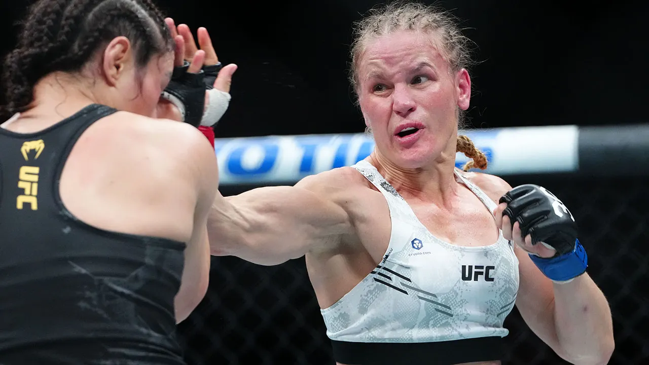 UFC star comes to Joe Rogan’s defense after Ronda Rousey’s swipe