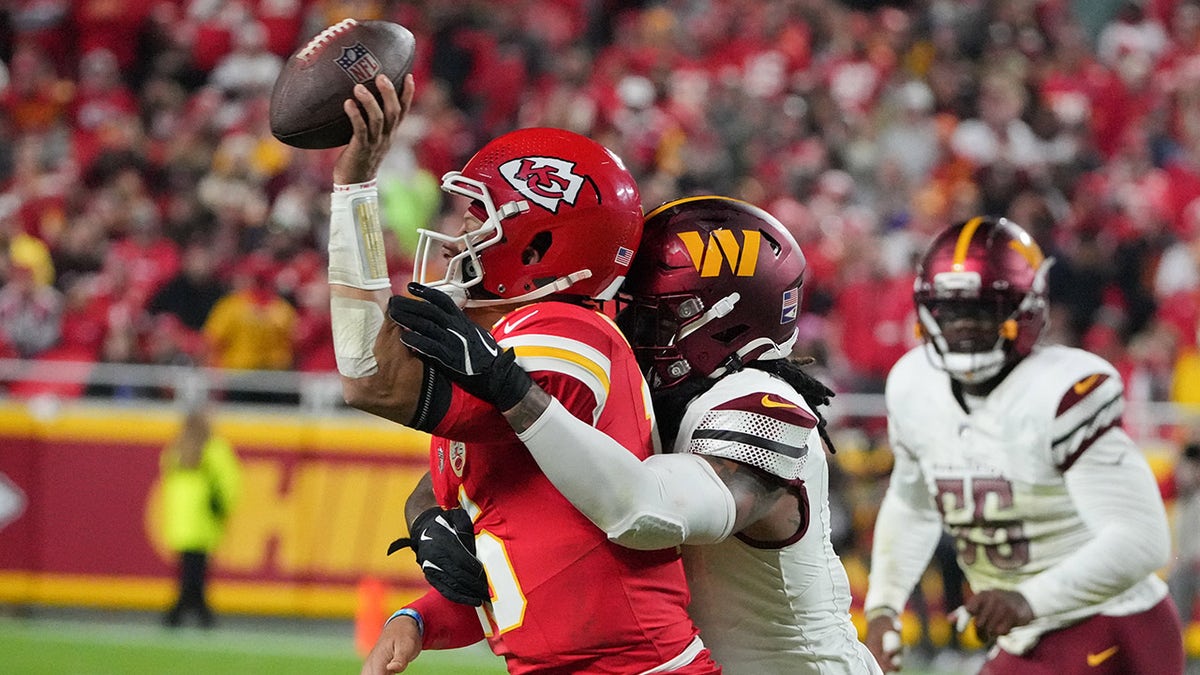 Frankie Luvu tackles Patrick Mahomes