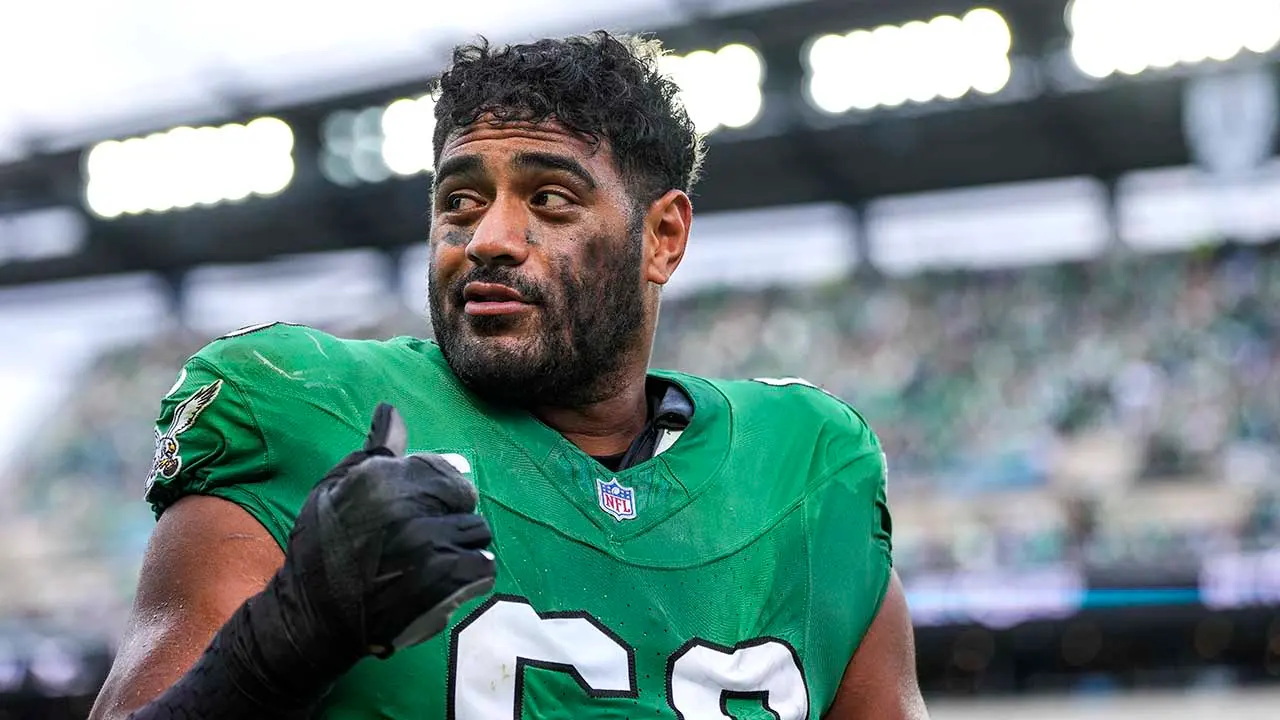 Eagles star Jordan Mailata politely interrupts reporter mid-question to enforce ‘ladies first’ policy