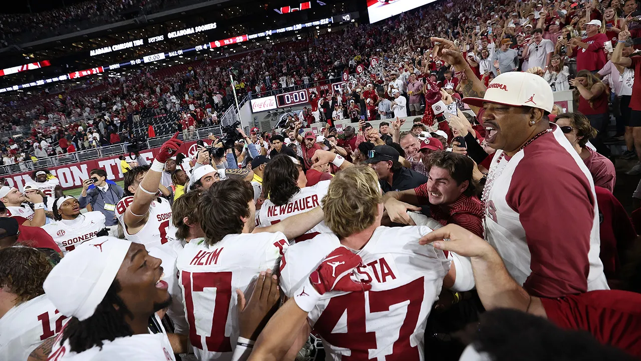 Oklahoma upsets Alabama to keep playoff hopes alive