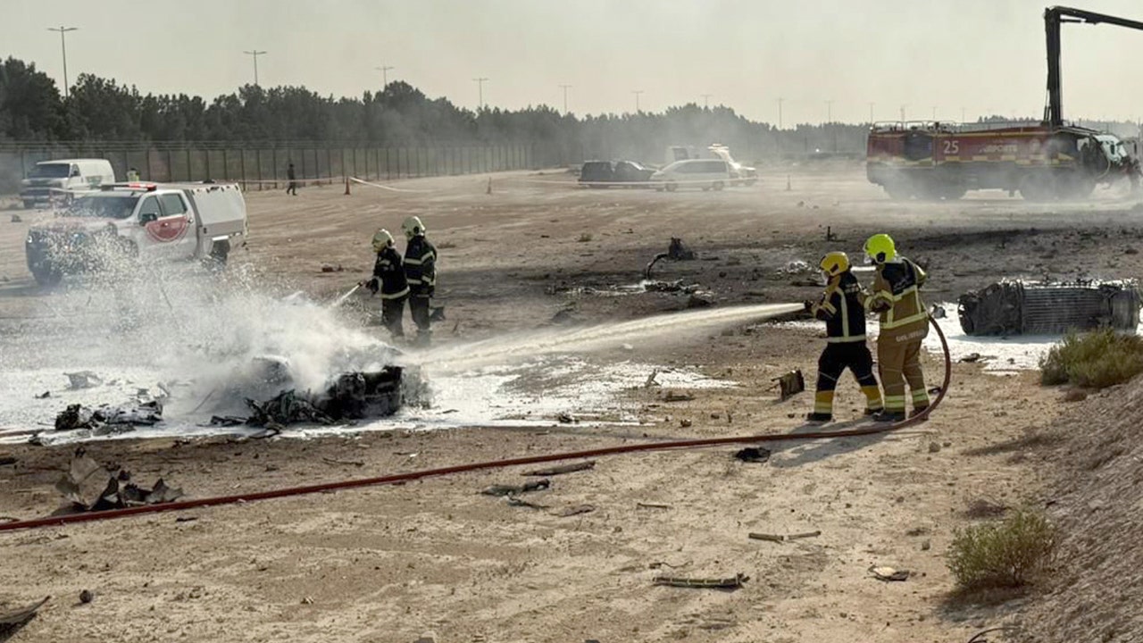 Fighter jet crashes at Dubai Air Show, pilot dead