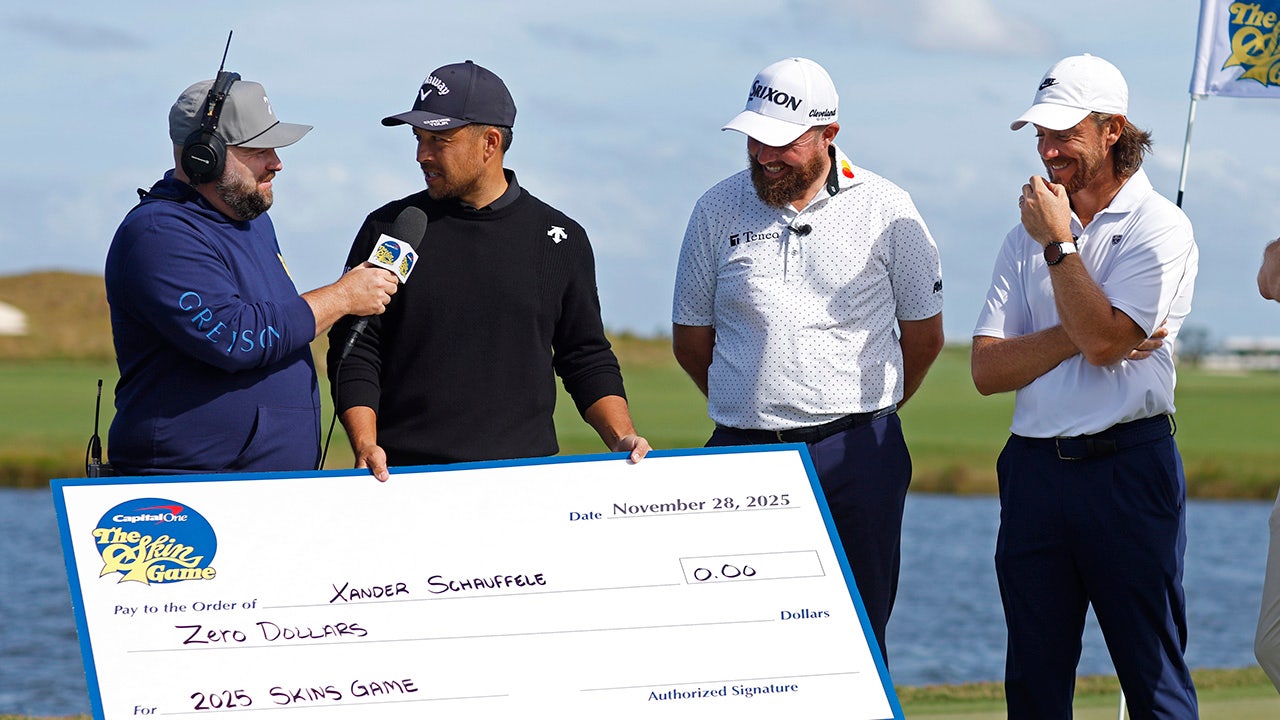 Golf star hilariously awarded check for alt=