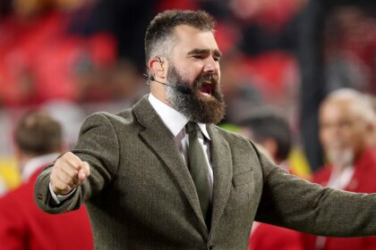 Jason Kelce sends Eagles fans into frenzy, shirtless in belly-bucking competition before Black Friday game