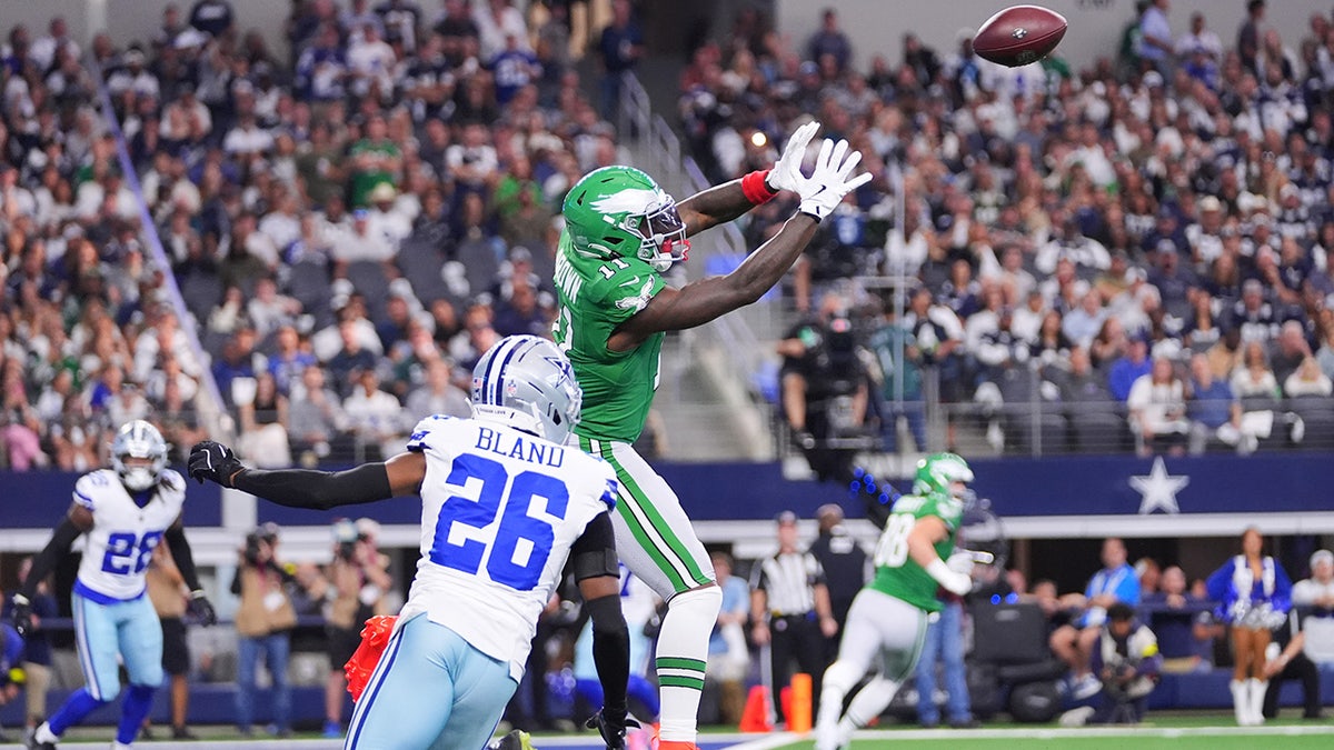 AJ Brown makes a catch