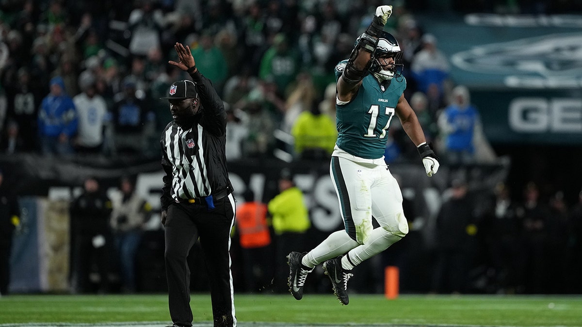 Nakobe Dean celebrates a sack