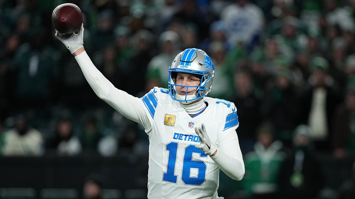 Jared Goff throws the ball