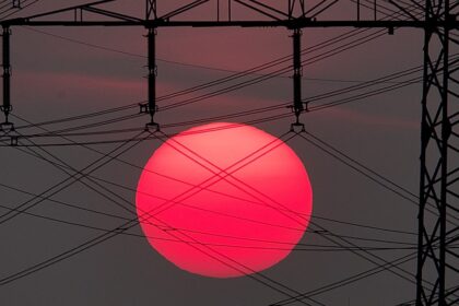 European Commission to open up energy law to speed up grid permits