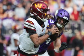 Commanders’ Jayden Daniels takes hit after interception, re-injures shoulder