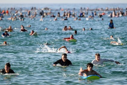Thousands gather as Bondi Beach reopens, commemorating victims of Hanukkah attack