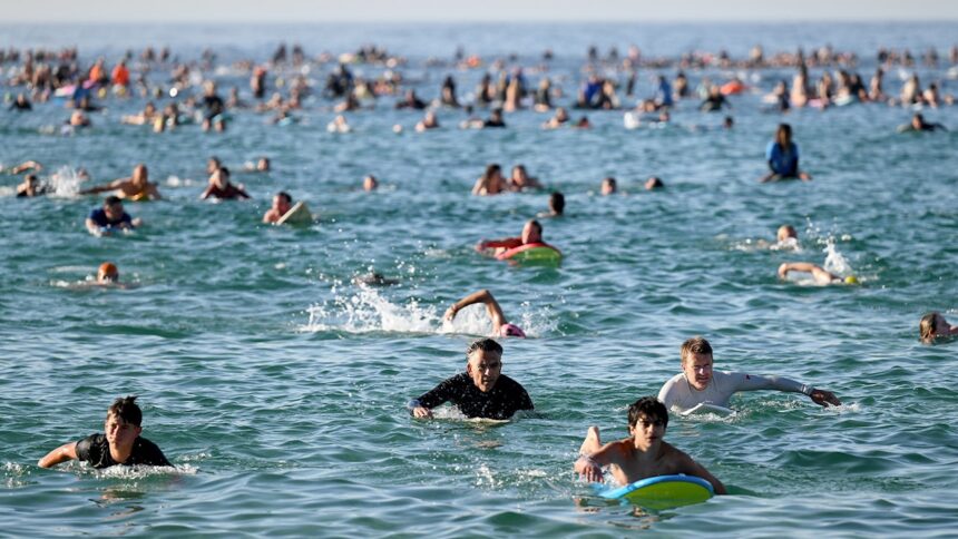 Thousands gather as Bondi Beach reopens, commemorating victims of Hanukkah attack