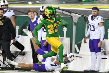 Oregon outlasts JMU in first round of College Football Playoff