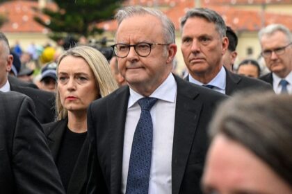 Australian PM Albanese gets booed during Bondi Beach vigil honoring Hanukkah attack victims