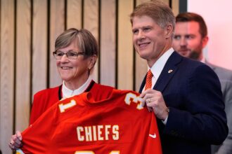 Dem rep blasts Chiefs owner after team announces Kansas move