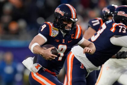 Illinois star runs over official in key play, leads team to Music City Bowl win