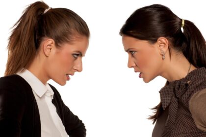 Dear Abby: Should I kick my controlling sister out?