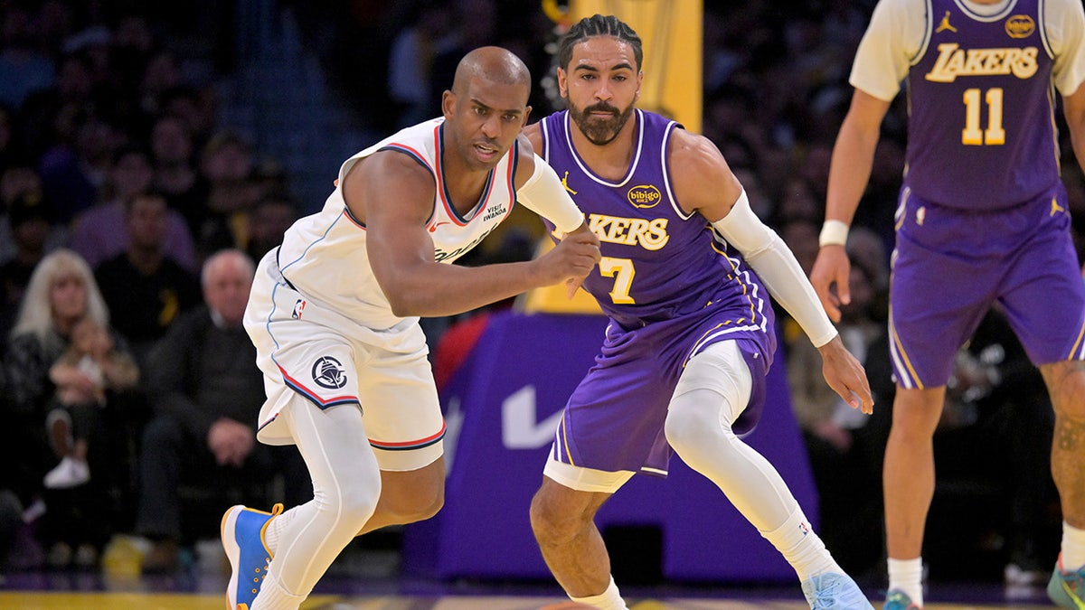 Chris Paul hustles for ball