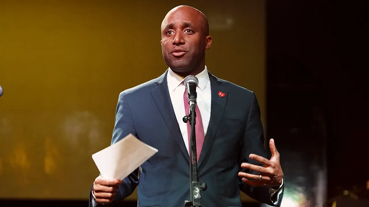 Mayor, Chiefs fans react to NFL franchise’s planned move to Kansas