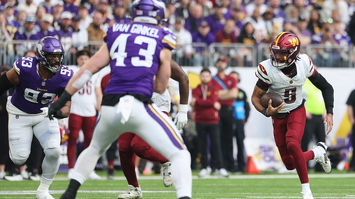 Jayden Daniels runs with the ball