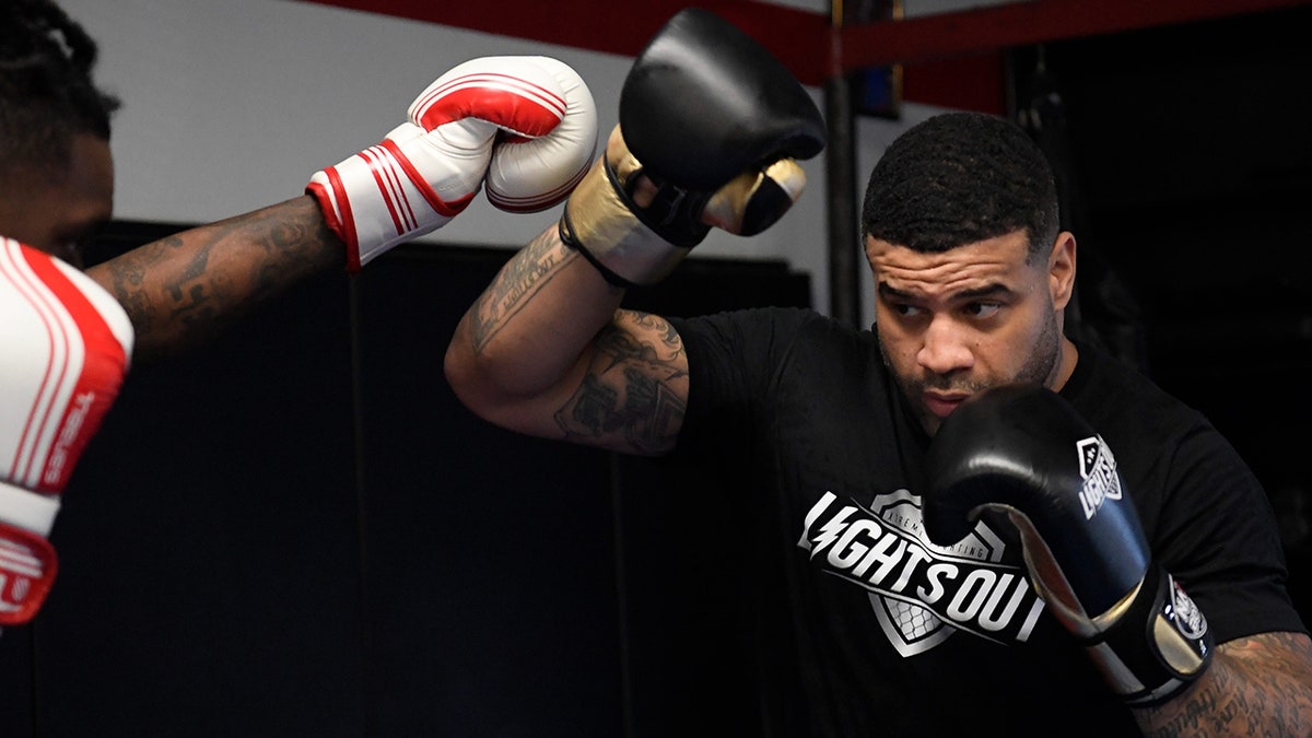 Shawne Merriman spars
