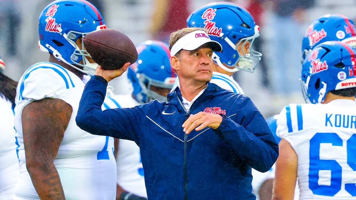 Lane Kiffin tosses the ball around.