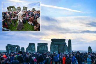 Thousands cheer as the sun rises on winter solstice at Stonehenge