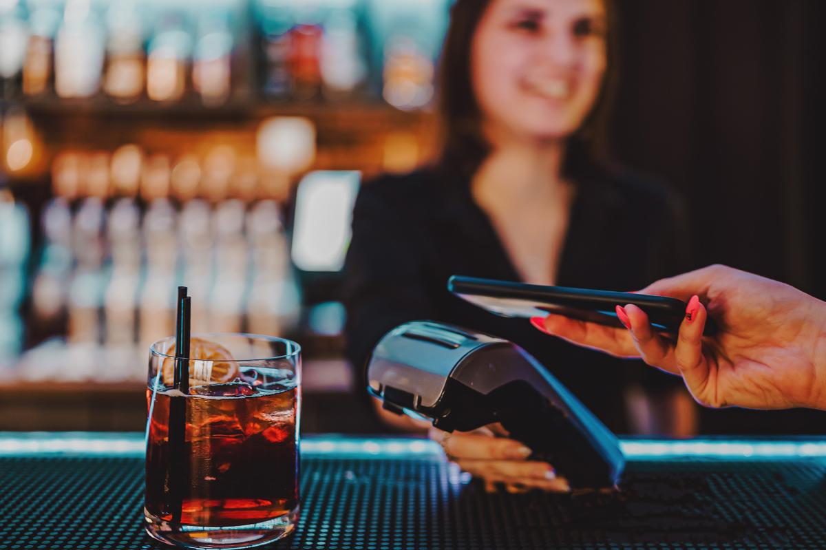 Bartenders say one common request costs them tips — and some customers have no idea