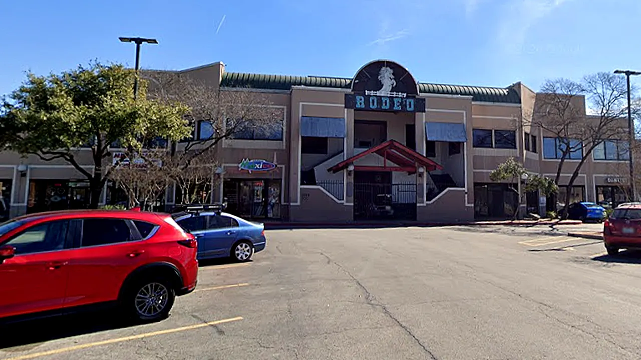 Off-duty deputy shot and killed while working security job in Texas, suspect remains at large