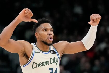 Giannis Antetokounmpo boos home fans after basket amid trade rumors: ‘I don’t think it’s fair’