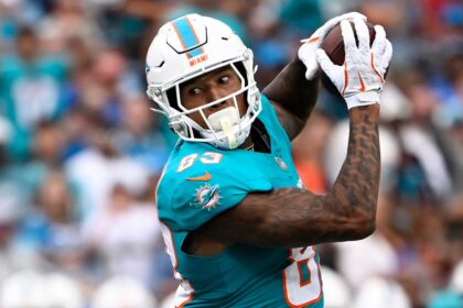 Dolphins’ Darren Waller says he was kicked out of exit meeting with coach Mike McDaniel before firing