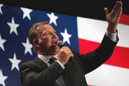 Bears’ national anthem singer sends NFL fans into frenzy with performance before playoff game