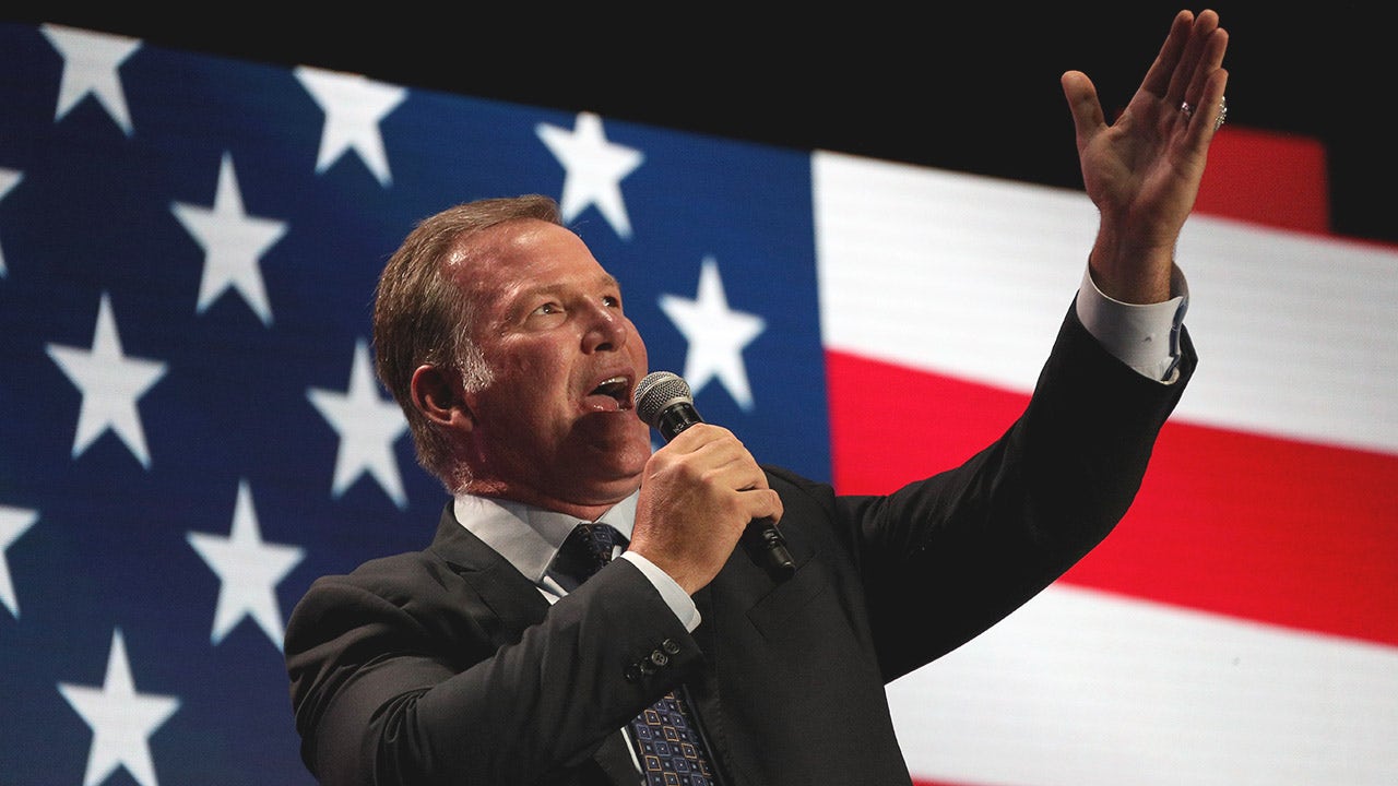 Bears’ national anthem singer sends NFL fans into frenzy with performance before playoff game