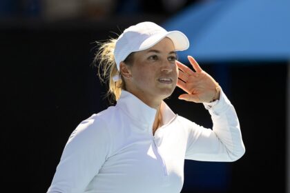 Tennis star mocks jeering crowd with provocative dance after Australian Open victory